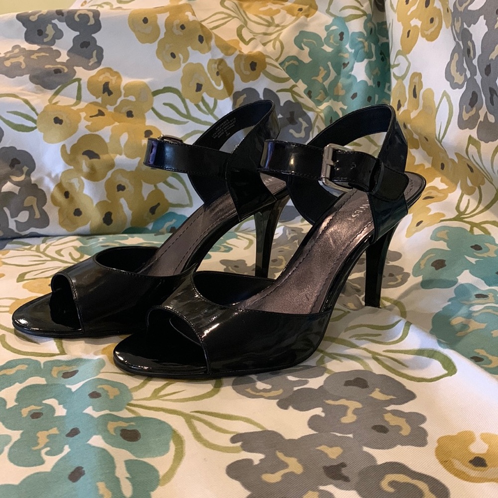 Black patent leather Nine West Sandal Heel